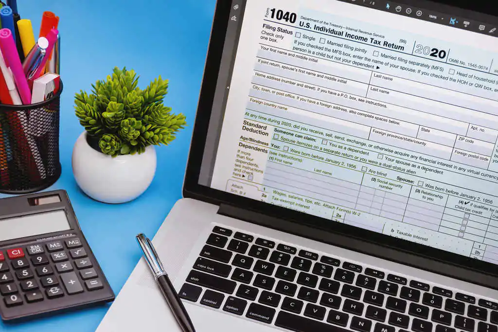 Notebook com documento aberto na tela, representando como consultar DBE
