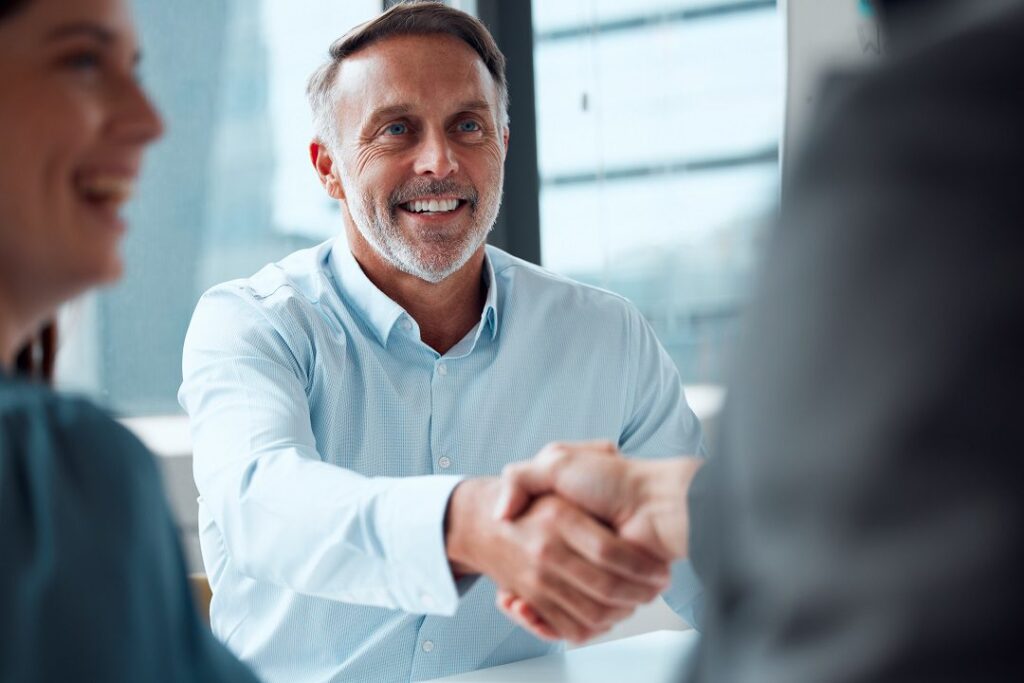 Empresário satisfeito com sucesso financeiro através do lucro real