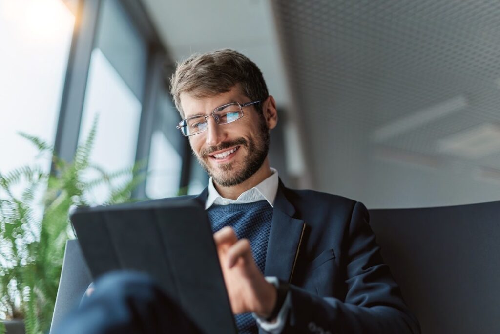 Uma imagem detalhada destacando os benefícios de contar com serviços contábeis profissionais. Descubra como uma contabilidade especializada pode impulsionar sua saúde financeira, proporcionando precisão, planejamento estratégico e conformidade fiscal.