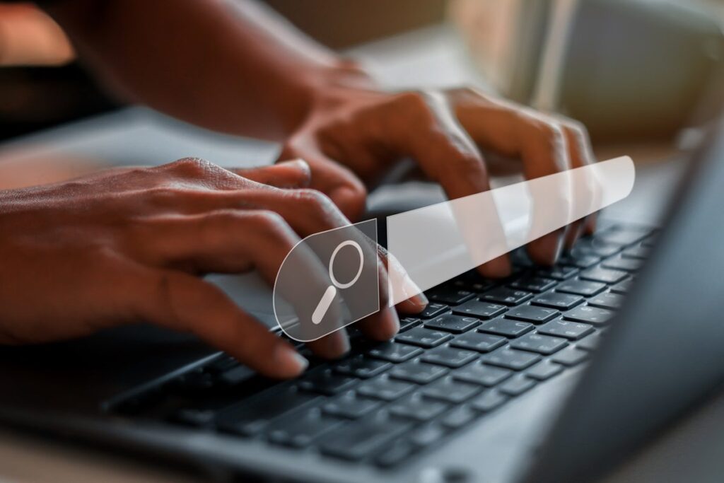 Uma imagem ilustrativa de alguém usando um computador ou celular para pesquisar serviços de contabilidade próximos. Encontre soluções financeiras próximas a você com nossa busca por contabilidade local, oferecendo suporte personalizado e especializado.