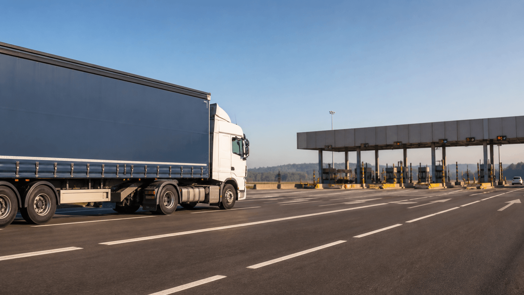 Carreta brasileira se aproxima de praça de pedágio em rodovia